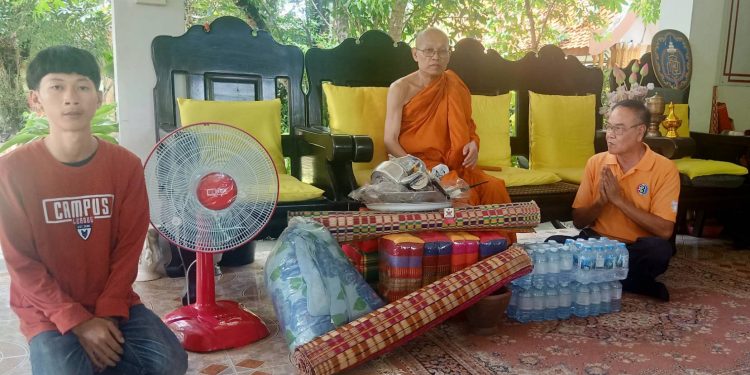 สกลนคร มูลนิธิญานสารเพื่อการพัฒนามอบสิ่งของช่วยผู้ประสบอัคคีภัย