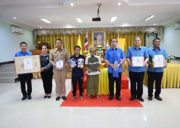 สกลนคร มูลนิธิราชประชานุเคราะห์ฯ เชิญสิ่งของพระราชทาน ไปมอบให้แก่ครอบครัวผู้ประสบไฟไหม้