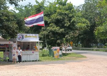 ปราจีนบุรี ใจเกินร้อยติดธงชาติผืนใหญ่หน้าร้าน