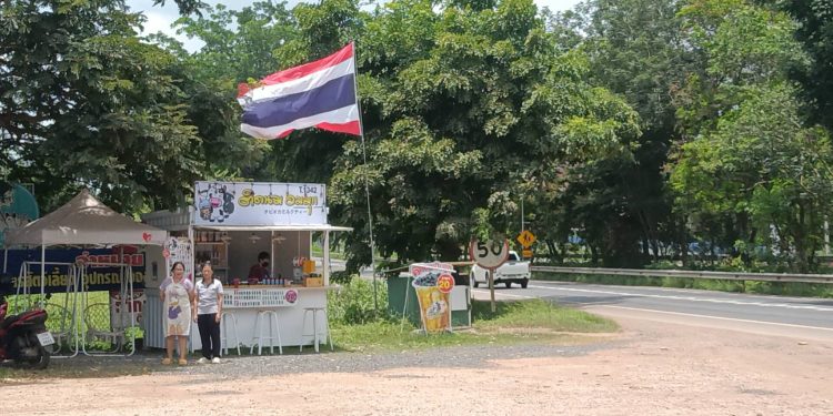 ปราจีนบุรี ใจเกินร้อยติดธงชาติผืนใหญ่หน้าร้าน 12 ปราจีนบุรี ใจเกินร้อยติดธงชาติผืนใหญ่หน้าร้าน
