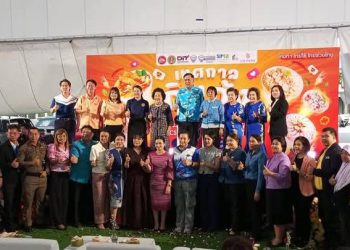 พาณิชย์สิงห์บุรีเปิดงาน “เทศกาลกินกุ้ง @สิงห์บุรี” วันแรกคึกคัก ช่วยเกษตรกรกุ้งขาวฝ่าวิกฤติ