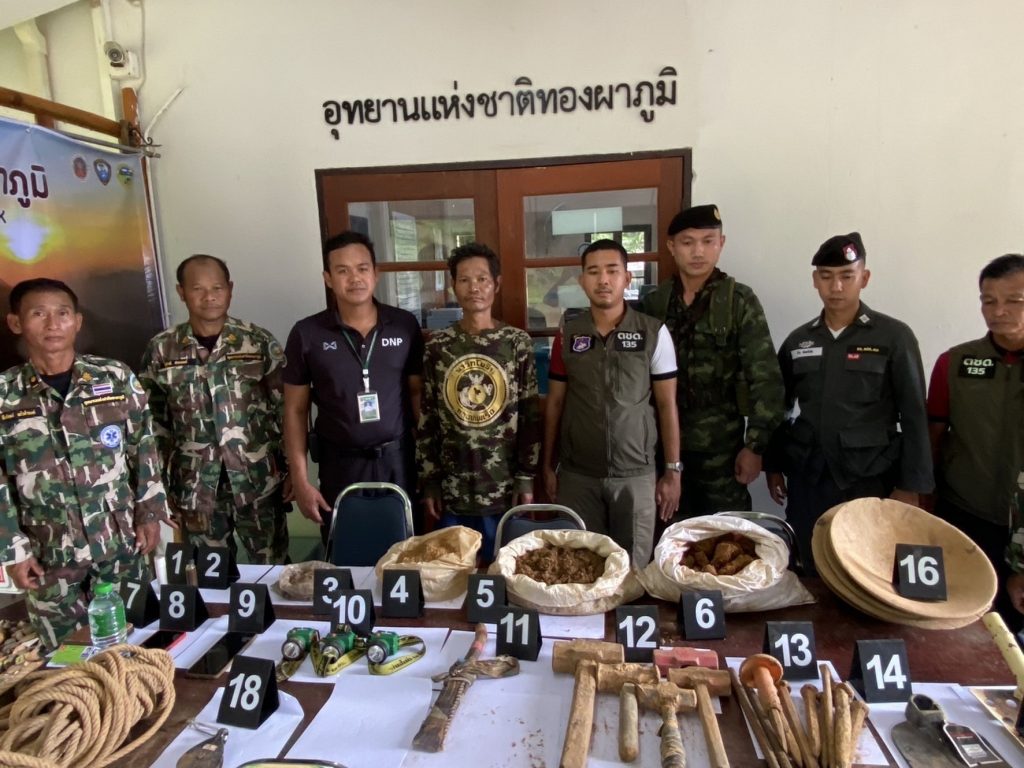 กาญจนบุรี - สุดท้ายก็ไม่รอดลักขุดทองคำ! จนท.อุทยานฯ ทหาร ตำรวจ ตชด.ปลอมตัวเป็นชาวบ้าน เดินบุกป่าลุยเขา ตามตะครุบ 4 ผู้ต้องหาชาวพม่า-กะเหรี่ยง-มอญ หลังกล้องวงจรปิดจับภาพลอบขุดดินร่อนหาแร่ทองคำ พื้นที่ลุ่มน้ำชั้น 1 A เจอ 5 ข้อหาหนัก 13 Talknews Online