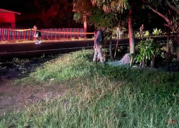 มีรายงานล่าสุดว่า มีทหารคลุ้มคลั่งจากแนวหน้า 1 นาย คาดเกิดจากความเครียดฯ จึงใช้อาวุธ M16 ก่อเหตุยิงบ้านเรือนของชาวบ้านไป 12 นัด ในพื้นที่วัดบ้านเขือนแก้ว อ.กาบเชิง จ.สุรินทร์ ตามรายงานระบุว่า มีชาวบ้านได้รับบาดเจ็บ 2 ราย (เจ็บ 1 สาหัส 1) ลักษณะการแต่งกายผู้ก่อเหตุ ชุดดำครึ่งท่อน มีอาวุธอยู่ในมือ ใครพบเห็นแจ้งเจ้าหน้าที่ด่วน ฝากประชาชนอยู่ในพื้นที่ระวังตัวด้วย ขณะนี้จับตัวยังไม่ได้