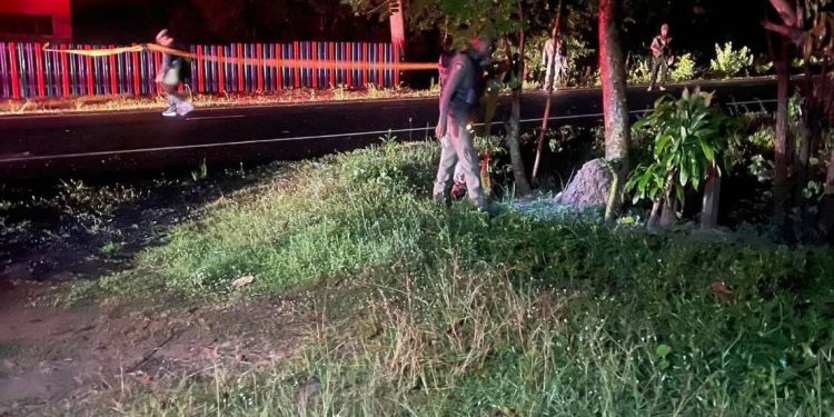 มีรายงานล่าสุดว่า มีทหารคลุ้มคลั่งจากแนวหน้า 1 นาย คาดเกิดจากความเครียดฯ จึงใช้อาวุธ M16 ก่อเหตุยิงบ้านเรือนของชาวบ้านไป 12 นัด ในพื้นที่วัดบ้านเขือนแก้ว อ.กาบเชิง จ.สุรินทร์ ตามรายงานระบุว่า มีชาวบ้านได้รับบาดเจ็บ 2 ราย (เจ็บ 1 สาหัส 1) ลักษณะการแต่งกายผู้ก่อเหตุ ชุดดำครึ่งท่อน มีอาวุธอยู่ในมือ ใครพบเห็นแจ้งเจ้าหน้าที่ด่วน ฝากประชาชนอยู่ในพื้นที่ระวังตัวด้วย ขณะนี้จับตัวยังไม่ได้ 12 มีรายงานล่าสุดว่า มีทหารคลุ้มคลั่งจากแนวหน้า 1 นาย คาดเกิดจากความเครียดฯ จึงใช้อาวุธ M16 ก่อเหตุยิงบ้านเรือนของชาวบ้านไป 12 นัด ในพื้นที่วัดบ้านเขือนแก้ว อ.กาบเชิง จ.สุรินทร์ ตามรายงานระบุว่า มีชาวบ้านได้รับบาดเจ็บ 2 ราย (เจ็บ 1 สาหัส 1) ลักษณะการแต่งกายผู้ก่อเหตุ ชุดดำครึ่งท่อน มีอาวุธอยู่ในมือ ใครพบเห็นแจ้งเจ้าหน้าที่ด่วน ฝากประชาชนอยู่ในพื้นที่ระวังตัวด้วย ขณะนี้จับตัวยังไม่ได้