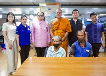 นครปฐม คุณยายนกแก้ว หญิงตาบอด วัย 70 ปี หลั่งน้ำตา รับบัตรประจำตัวใบแรกในชีวิต หลวงพี่น้ำฝน นายอำเภอเมืองนครปฐม สานฝันเป็นจริง รับสิทธิรักษาดวงตา