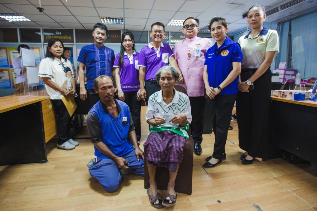 นครปฐม คุณยายนกแก้ว หญิงตาบอด วัย 70 ปี หลั่งน้ำตา รับบัตรประจำตัวใบแรกในชีวิต หลวงพี่น้ำฝน นายอำเภอเมืองนครปฐม สานฝันเป็นจริง รับสิทธิรักษาดวงตา 13 Talknews Online