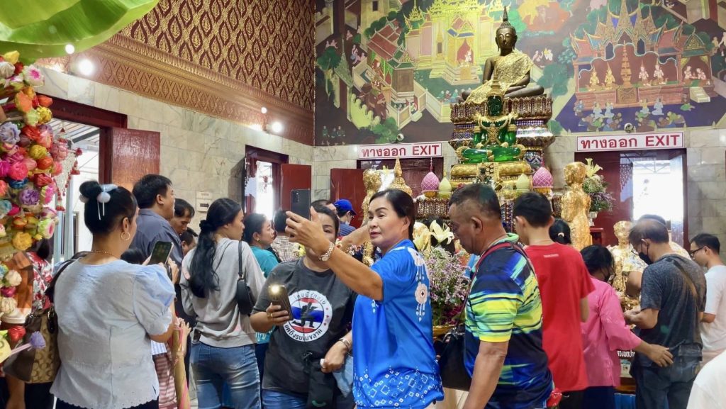 นครนายก - สายบุญศรัทธา “หลวงพ่อปากแดง“ ไม่พลาดส่องเลขเด็ดอ่างน้ำมนต์เสี่ยงโชค 13 Talknews Online