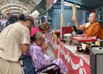 นครนายก – สายบุญศรัทธา “หลวงพ่อปากแดง“ ไม่พลาดส่องเลขเด็ดอ่างน้ำมนต์เสี่ยงโชค