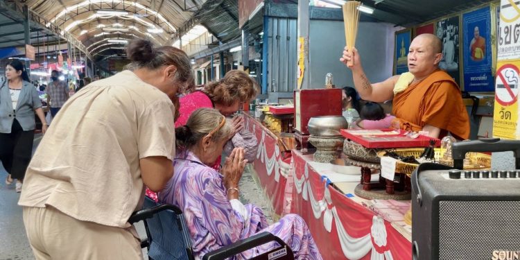 นครนายก - สายบุญศรัทธา “หลวงพ่อปากแดง“ ไม่พลาดส่องเลขเด็ดอ่างน้ำมนต์เสี่ยงโชค 12 นครนายก – สายบุญศรัทธา “หลวงพ่อปากแดง“ ไม่พลาดส่องเลขเด็ดอ่างน้ำมนต์เสี่ยงโชค