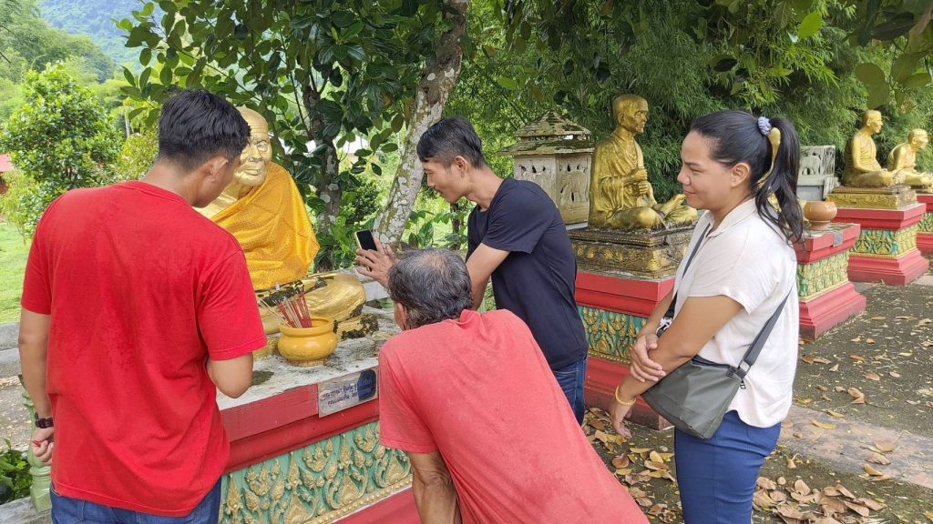 นครนายก - ลุงดวงดีได้โชคนำเอาอังสะมาถวายหลวงปู่ทวด 13 Talknews Online