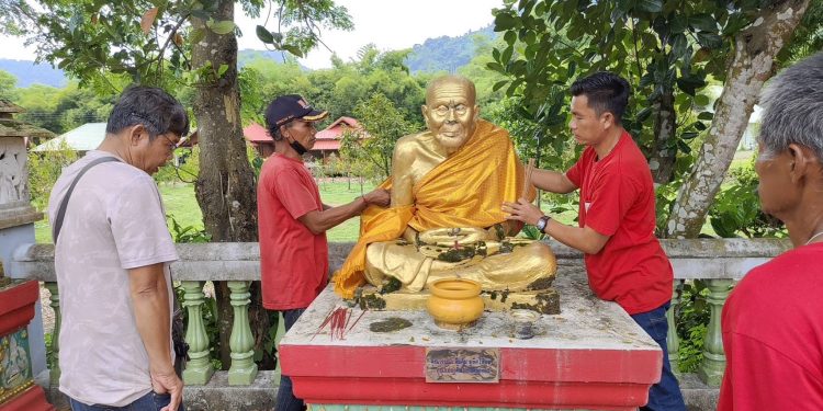 นครนายก - ลุงดวงดีได้โชคนำเอาอังสะมาถวายหลวงปู่ทวด 12 นครนายก – ลุงดวงดีได้โชคนำเอาอังสะมาถวายหลวงปู่ทวด