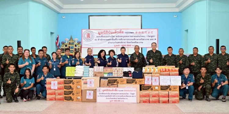 มูลนิธิป่อเต็กตึ๊ง จัดสรรงบฯ เพิ่มอีกกว่า 2.39 ล้านบาท นำน้ำใจผู้มีจิตศรัทธา เร่งลงพื้นที่ 4 จังหวัดช่วยเหลือกรณีเหตุปะทะชายแดนไทย-กัมพูชา มอบสิ่งของเครื่องใช้จำเป็นหนุนวีรบุรุษทหารกล้า ผู้เสียสละปกป้องอธิปไตยชาติไทย พร้อมส่งกำลังใจ และมอบเงินปลอบขวัญพร้อมกระเช้าสุขภาพแก่ผู้บาดเจ็บ 12 มูลนิธิป่อเต็กตึ๊ง จัดสรรงบฯ เพิ่มอีกกว่า 2.39 ล้านบาท นำน้ำใจผู้มีจิตศรัทธา เร่งลงพื้นที่ 4 จังหวัดช่วยเหลือกรณีเหตุปะทะชายแดนไทย-กัมพูชา มอบสิ่งของเครื่องใช้จำเป็นหนุนวีรบุรุษทหารกล้า ผู้เสียสละปกป้องอธิปไตยชาติไทย พร้อมส่งกำลังใจ และมอบเงินปลอบขวัญพร้อมกระเช้าสุขภาพแก่ผู้บาดเจ็บ