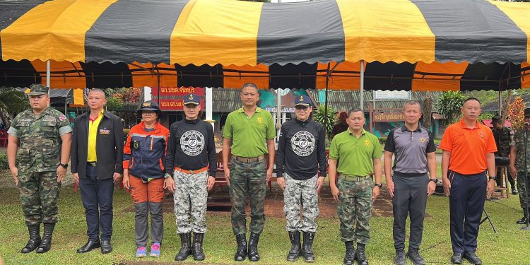 จันทบุรี/ ฝันดี–ฝันเด่น อดีตนักร้องคู่แฝดชื่อดังนำทีม“ใจถึงใจคนไทยไม่ทิ้งกัน” ประกอบอาหารปรุงสุกเลี้ยงทหารกล้า ณ หน่วยเฉพาะกิจนาวิกโยธินจันทบุรี