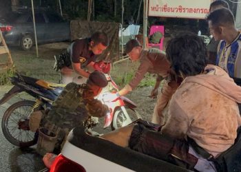 กาญจนบุรี -หนุ่มวัย 39 ปีซิ่ง จยย.ส่งยาบ้ากลางดึก โดนรวบคาด่าน ของกลาง 349 เม็ด จ่อถูกเพิกถอนบัตร เหตุฝ่าฝืนประกาศจังหวัดกาญจนบุรี ฉบับลงวันที่ 10 มี.ค.68.