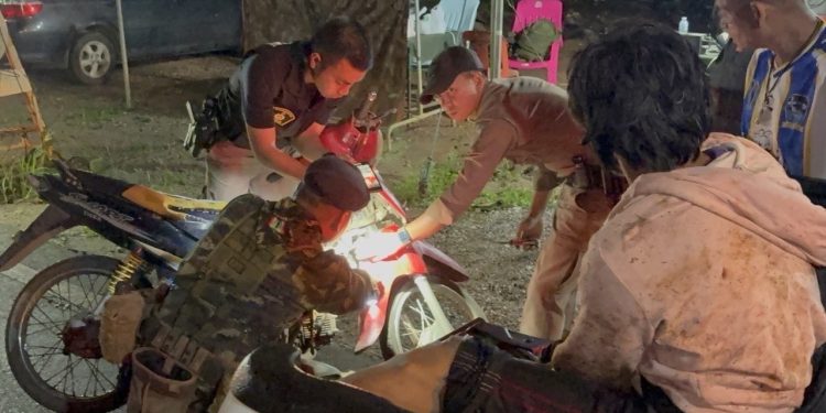 กาญจนบุรี -หนุ่มวัย 39 ปีซิ่ง จยย.ส่งยาบ้ากลางดึก โดนรวบคาด่าน ของกลาง 349 เม็ด จ่อถูกเพิกถอนบัตร เหตุฝ่าฝืนประกาศจังหวัดกาญจนบุรี ฉบับลงวันที่ 10 มี.ค.68. 12 กาญจนบุรี -หนุ่มวัย 39 ปีซิ่ง จยย.ส่งยาบ้ากลางดึก โดนรวบคาด่าน ของกลาง 349 เม็ด จ่อถูกเพิกถอนบัตร เหตุฝ่าฝืนประกาศจังหวัดกาญจนบุรี ฉบับลงวันที่ 10 มี.ค.68.