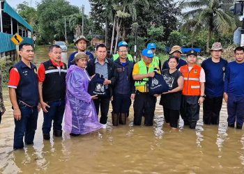 จันทบุรี/ ปภ.จันทบุรีพร้อมนายอำเภอขลุง ลงพื้นที่ให้การช่วยเหลือผู้ประสบภัยน้ำท่วม อ.ขลุง พร้อมมอบถุงยังชีพบรรเทาทุกข์เบื้องต้น