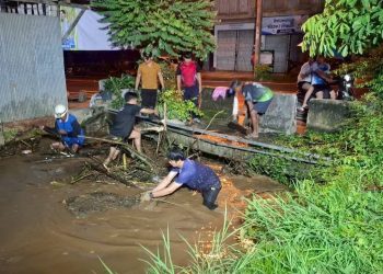 “นายกอดุลย์ ไหลทุ่ง” ทต.ช่อแฮ ระดมกำลังรอกลื้อเศษวัชพืช กิ่งไม้ที่ไหลมากับน้ำหลากในคืนที่ผ่านมา