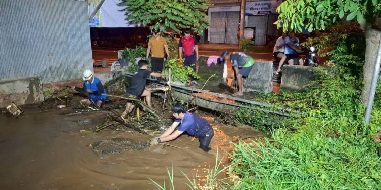 “นายกอดุลย์ ไหลทุ่ง” ทต.ช่อแฮ ระดมกำลังรอกลื้อเศษวัชพืช กิ่งไม้ที่ไหลมากับน้ำหลากในคืนที่ผ่านมา