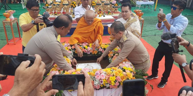 ปทุมธานี ผู้ว่าปทุมฯวางศิลาฤกษ์ "โรงพยาบาลเทศบาลท่าโขลง" 12 ปทุมธานี ผู้ว่าปทุมฯวางศิลาฤกษ์ “โรงพยาบาลเทศบาลท่าโขลง”