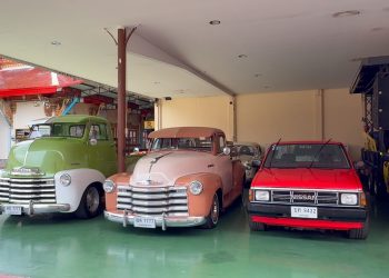 นครปฐม เปิดวัดไผ่ล้อม ไขปมย้ายรถรถโบราณ โชว์ภาพลังปริศนาชัด บรรยากาศคนเข้าวัดหาหมอตั้งแต่เช้า ไม่มีพระหายตามกระแสเชียล