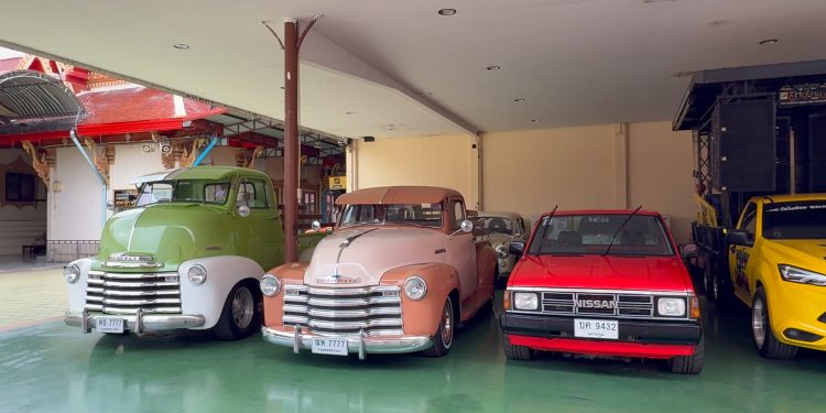 นครปฐม เปิดวัดไผ่ล้อม ไขปมย้ายรถรถโบราณ โชว์ภาพลังปริศนาชัด บรรยากาศคนเข้าวัดหาหมอตั้งแต่เช้า ไม่มีพระหายตามกระแสเชียล