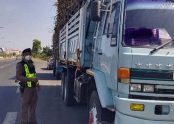 สกลนคร ป.ป.ช.ล้อมคอกรถบรรทุก ป้องกันน้ำหนักเกินทำถนนพัง