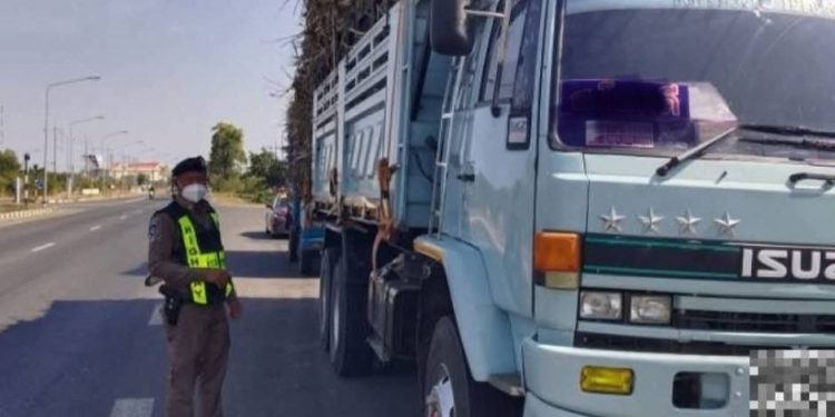 สกลนคร ป.ป.ช.ล้อมคอกรถบรรทุก ป้องกันน้ำหนักเกินทำถนนพัง