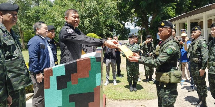 เลขา ป.ป.ส. ตรวจเยี่ยม นบ.ยส. 35 หลังเกิดเหตุปะทะอย่างต่อเนื่อง 13 ครั้ง กลุ่มขบวนการเสียชีวิต 21 ศพ ยึดยาบ้ารวมกว่า 25 ล้านเม็ด มอบเงินบำรุงขวัญ 2.05ล้านบาท