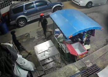 2 วัยรุ่น ก่อเหตุ บุกกลางตลาดช่วงตีสี่กว่า ใช้มีดพกขู่ พ่อค้า มาจอดรอซื้อ น้ำแข็ง ขอเงินพัน พ่อค้า หยิบมีดป้อง กัน ตัว จนคนร้ายเผ่นหนี กล้องวงจรปิดจับภาพเสียงชัด