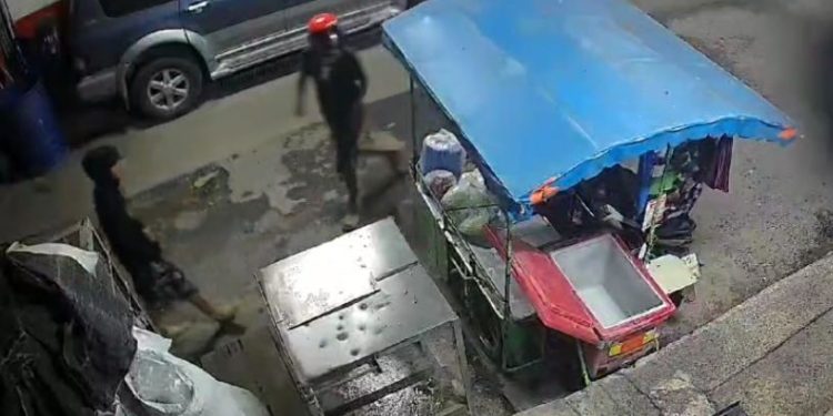 2 วัยรุ่น ก่อเหตุ บุกกลางตลาดช่วงตีสี่กว่า ใช้มีดพกขู่ พ่อค้า มาจอดรอซื้อ น้ำแข็ง ขอเงินพัน พ่อค้า หยิบมีดป้อง กัน ตัว จนคนร้ายเผ่นหนี กล้องวงจรปิดจับภาพเสียงชัด