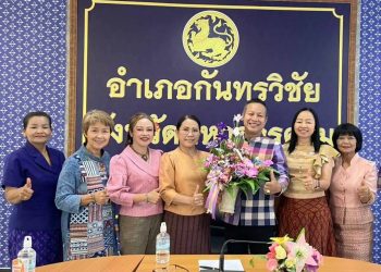 มหาสารคามส่งเสริมให้มีการสวมใส่ผ้าไทย โดยคัดเลือกประธาน ชมรมส่งเสริมผ้าไทยเพื่อรณรงค์ ให้ผ้าไทยเป็นเอกลักษณ์ของคนไทยสวมใส่สบายสวยงามและทันสมัย