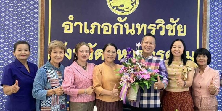 มหาสารคามส่งเสริมให้มีการสวมใส่ผ้าไทย โดยคัดเลือกประธาน ชมรมส่งเสริมผ้าไทยเพื่อรณรงค์ ให้ผ้าไทยเป็นเอกลักษณ์ของคนไทยสวมใส่สบายสวยงามและทันสมัย 12 มหาสารคามส่งเสริมให้มีการสวมใส่ผ้าไทย โดยคัดเลือกประธาน ชมรมส่งเสริมผ้าไทยเพื่อรณรงค์ ให้ผ้าไทยเป็นเอกลักษณ์ของคนไทยสวมใส่สบายสวยงามและทันสมัย