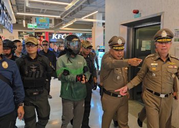 เอราวัญ 1 สอบปากคำโจรด้วยตัวเองหลังถูกจับได้จากการปล้นร้านทองย่านบางบ่อก่อนหลบหนีทางเรือ