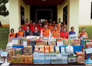 แม่ฮ่องสอน ชาวแม่ฮ่องสอนรวมน้ำใจพร้อมส่งสิ่งของบรรเทาทุกข์ช่วยพื้นที่ประสบภัยชายแดนไทย-กัมพูชา