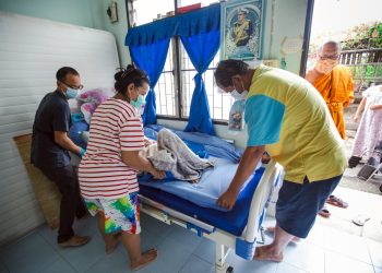 นครปฐม ยึดหลัก บวร วัดไผ่ล้อมพระอารามหลวง วัดไร่ขิงพระอารามหลวง ประสานโรงพยาบาลสามพรานช่วยคุณยายนกเอี้ยง ผู้ป่วยติดเตียง