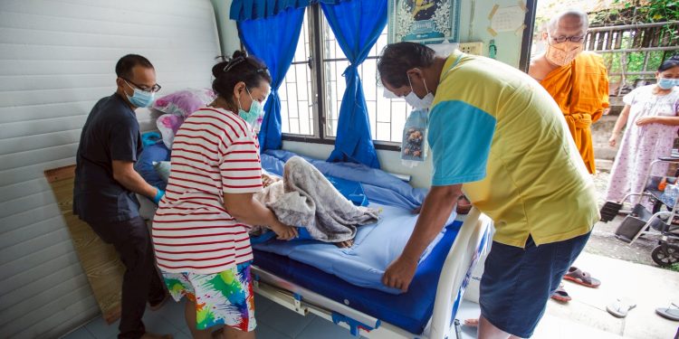 นครปฐม ยึดหลัก บวร วัดไผ่ล้อมพระอารามหลวง วัดไร่ขิงพระอารามหลวง ประสานโรงพยาบาลสามพรานช่วยคุณยายนกเอี้ยง ผู้ป่วยติดเตียง