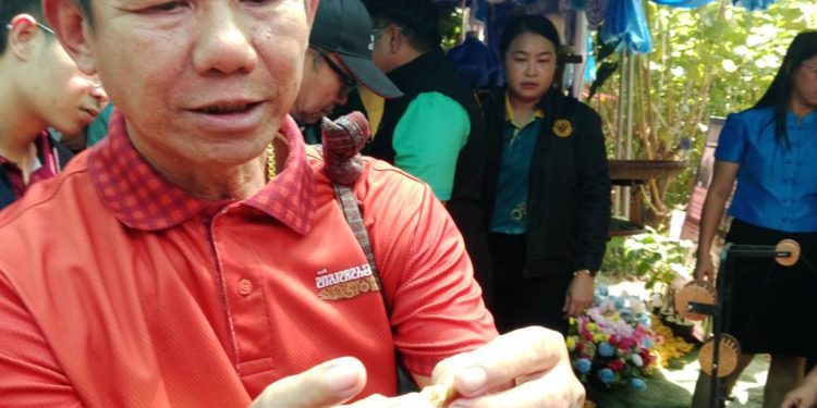 ผู้ว่าฯ นำสื่อมวลชนหัวหน้าส่วนราชการ พาไปยามกลุ่มวิสาหกิจชุมชนปลูกหม่อนเลี้ยงไหม ผ้าไหมไทยอันทรงคุณค่า บ้านหนองยาง