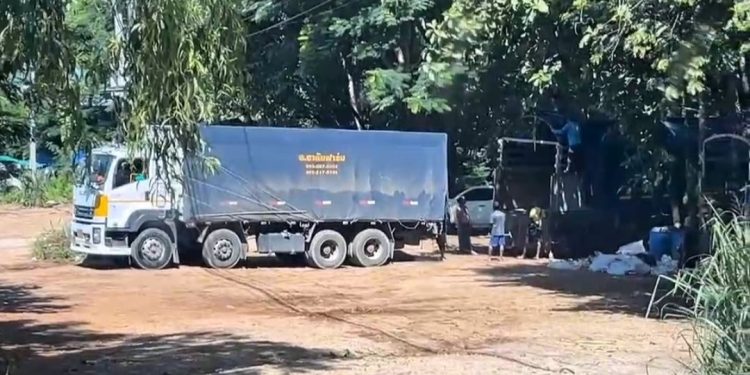 กาญจนบุรี – เดือดร้อนหนักการนำส่งออกสินค้าไปยังเมียนมา กระทบหนัก!! ผลจากที่ทางการเมียนมา จับรถบรรทุกสินค้าที่ขนสินค้าจากประทศไทย ยอดส่งออกตกฮวบจากวันละ180-200คัน หรือเพียงวันละ18-20คัน 12 กาญจนบุรี – เดือดร้อนหนักการนำส่งออกสินค้าไปยังเมียนมา กระทบหนัก!! ผลจากที่ทางการเมียนมา จับรถบรรทุกสินค้าที่ขนสินค้าจากประทศไทย ยอดส่งออกตกฮวบจากวันละ180-200คัน หรือเพียงวันละ18-20คัน