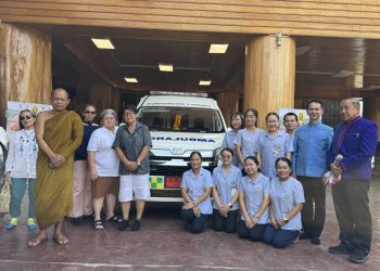 วัดป่าวังน้ำเย็นมอบรถพยาบาลให้ รพ.นาหว้า ชาวบ้านส่องทะเบียนป้ายแดง