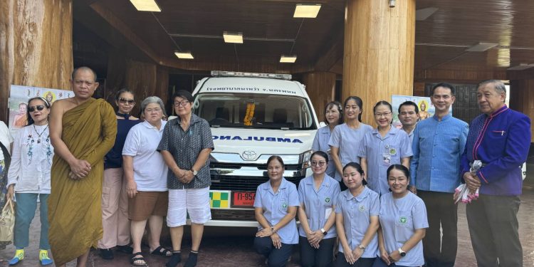 วัดป่าวังน้ำเย็นมอบรถพยาบาลให้ รพ.นาหว้า ชาวบ้านส่องทะเบียนป้ายแดง