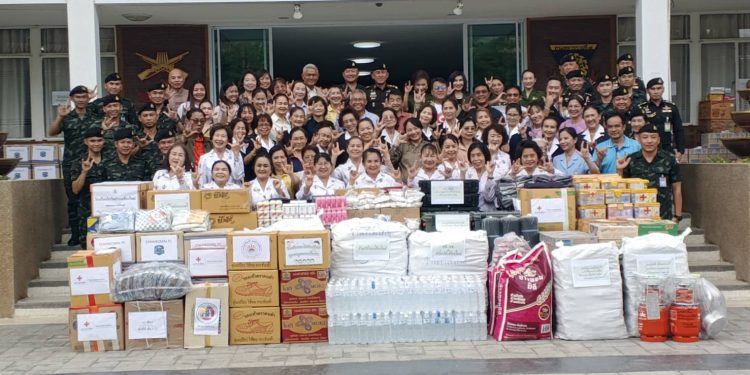 แม่ทัพภาคที่ 3 รับมอบสิ่งของ50 องค์กร ส่งชายแดนไทย-เขมร ลั่นเป็นกองหนุนทัพภาค2 ส่งเสนารักษ์ดูแลทหารบาดเจ็บ ฟื้นฟูจิตใจ พร้อมชุดเก็บกู้วัตถุระเบิดเส้นทางลาดตระเวน