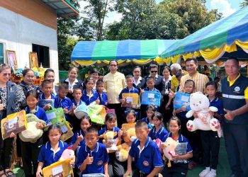 สกลนคร มอบบ้าน โครงการสงเคราะห์สร้างบ้านผู้ยากไร้ เฉลิมพระเกียรติ