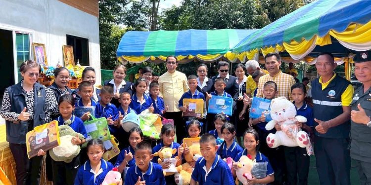 สกลนคร มอบบ้าน โครงการสงเคราะห์สร้างบ้านผู้ยากไร้ เฉลิมพระเกียรติ