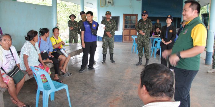 กาญจนบุรี – ชาวบ้านหมู่ที่ 9 กลอนโด เดือดร้อน เจ้าหน้าที่รังวัดที่ดิน 6 รอบ ทั้งที่มีเอกสารสิทธิ์ถูกต้อง ชาวบ้านแจ้งว่าน่าต้องการได้ที่ดินกลับคืนมา หลังจากพื้นที่หายไปนับพันไร่