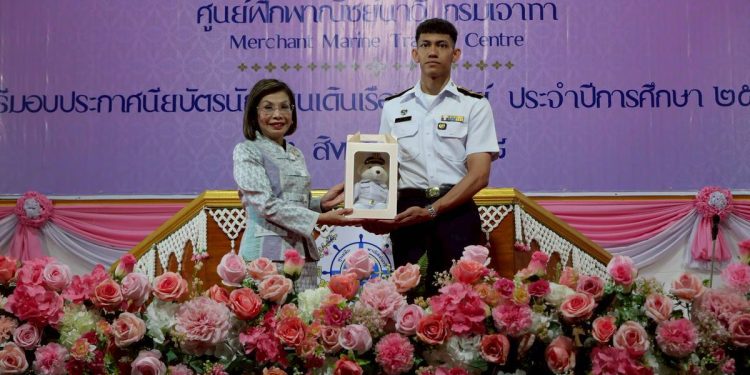 รัฐมนตรีช่วยคมนาคม มอบประกาศนียบัตรแก่นักเรียนเดินเรือพาณิชย์ พร้อมชูยุทธศาสตร์หนุนบุคลากรไทยสู่ตลาดสากล 12 รัฐมนตรีช่วยคมนาคม มอบประกาศนียบัตรแก่นักเรียนเดินเรือพาณิชย์ พร้อมชูยุทธศาสตร์หนุนบุคลากรไทยสู่ตลาดสากล