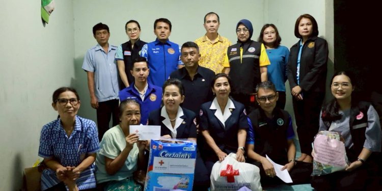 เหล่ากาชาดจังหวัดพังงา ลงพื้นที่เยี่ยมผู้ป่วยติดเตียงและผู้ประสบภาวะยากลำบากในพื้นที่อำเภอตะกั่วป่า