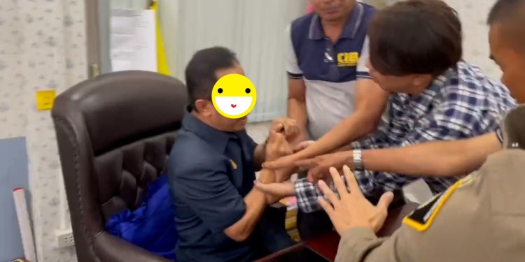 มุกดาหาร ตร.-ป.ป.ช.-ป.ป.ท. สนธิกำลังบุกจับปลัด คาห้องทำงาน เหตุเรียกรับเงิน 700,000 บาท