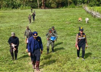 กาญจนบุรี – นอภ.ทองผาภูมิ-หน.อุทยานฯทองผาภูมิ นำทีมปูพรมจัดระเบียบบ้านปิล๊อกคี่ 267 หลัง ป้องกันประชากรแฝงลักลอบขุดเจาะร่อนแร่ทองคำ พร้อมแจ้งร้านทอง-ร้านค้า ในพื้นที่ห้ามรับซื้อ จำหน่ายอุปกรณ์ร่อนแร่โดดเด็ดขาด