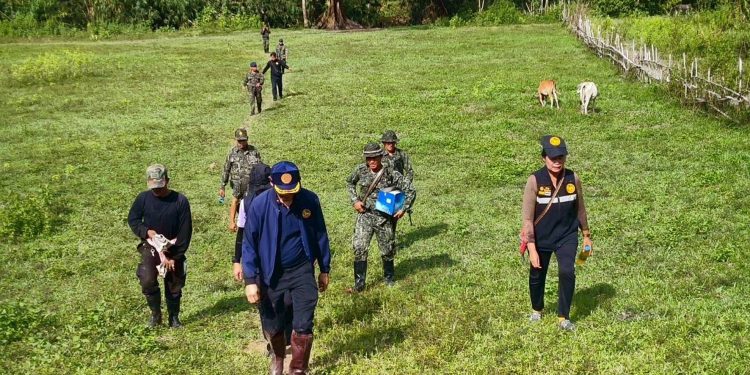 กาญจนบุรี - นอภ.ทองผาภูมิ-หน.อุทยานฯทองผาภูมิ นำทีมปูพรมจัดระเบียบบ้านปิล๊อกคี่ 267 หลัง ป้องกันประชากรแฝงลักลอบขุดเจาะร่อนแร่ทองคำ พร้อมแจ้งร้านทอง-ร้านค้า ในพื้นที่ห้ามรับซื้อ จำหน่ายอุปกรณ์ร่อนแร่โดดเด็ดขาด 12 กาญจนบุรี – นอภ.ทองผาภูมิ-หน.อุทยานฯทองผาภูมิ นำทีมปูพรมจัดระเบียบบ้านปิล๊อกคี่ 267 หลัง ป้องกันประชากรแฝงลักลอบขุดเจาะร่อนแร่ทองคำ พร้อมแจ้งร้านทอง-ร้านค้า ในพื้นที่ห้ามรับซื้อ จำหน่ายอุปกรณ์ร่อนแร่โดดเด็ดขาด
