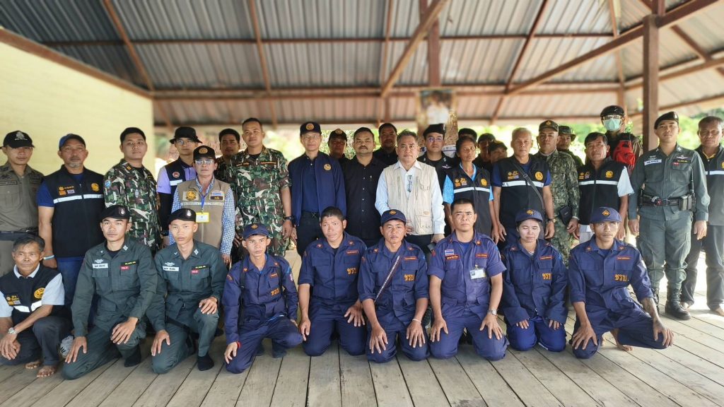 กาญจนบุรี - นอภ.ทองผาภูมิ-หน.อุทยานฯทองผาภูมิ นำทีมปูพรมจัดระเบียบบ้านปิล๊อกคี่ 267 หลัง ป้องกันประชากรแฝงลักลอบขุดเจาะร่อนแร่ทองคำ พร้อมแจ้งร้านทอง-ร้านค้า ในพื้นที่ห้ามรับซื้อ จำหน่ายอุปกรณ์ร่อนแร่โดดเด็ดขาด 3 Talknews Online